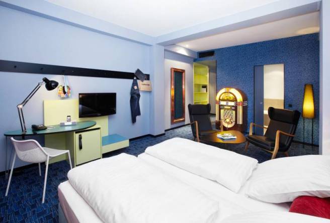 195_8_25hours_Hotel_Frankfurt_by_Levis-XL-Zimmer-2